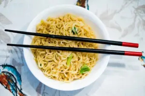 how to eat ramen